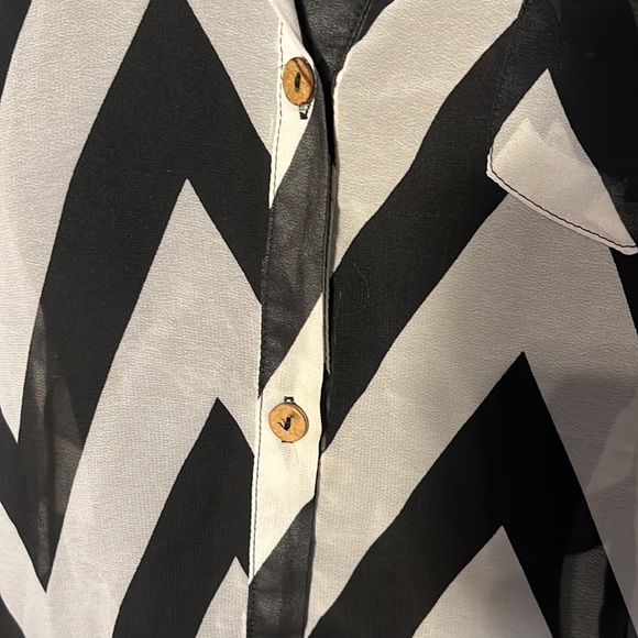 White and black women’s sleeveless top with brown buttons. Size M - Picture 2 of 8